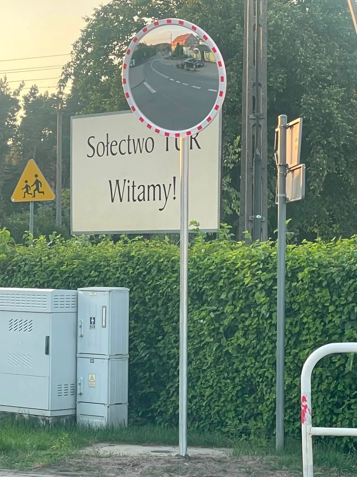 Lustro drogowe zamontowane przy tablicy sołectwa Tur