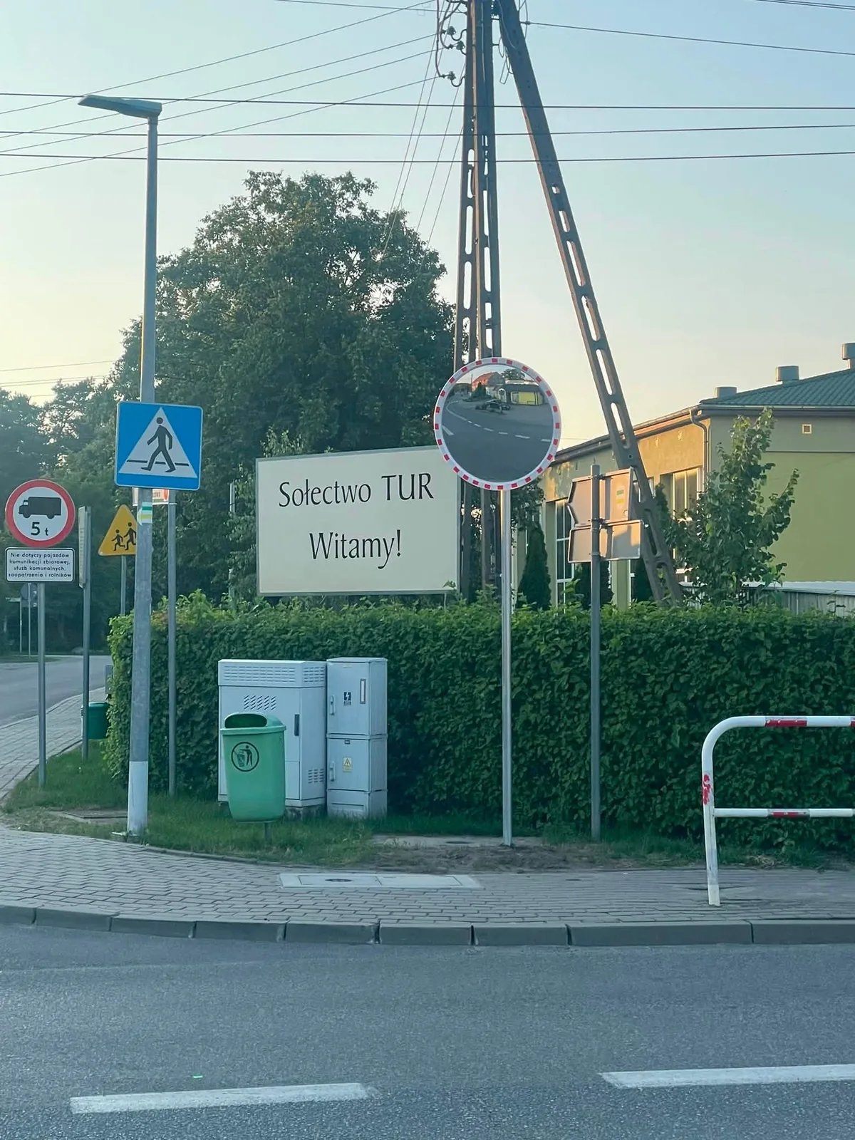 Szerszy widok skrzyżowania z zamontowanym lustrem